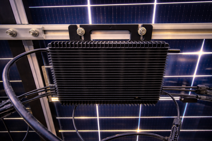 Hoymiles HMS Wechselrichter montiert an den Modulen